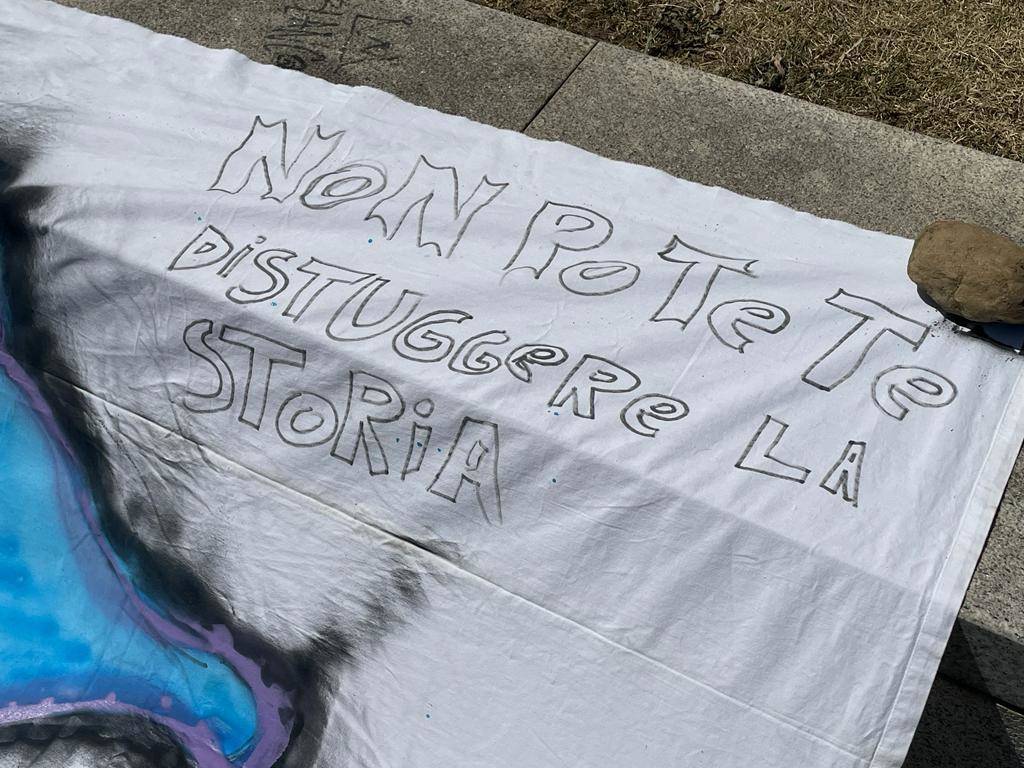 Skater in protesta in Largo Tosi a Legnano 