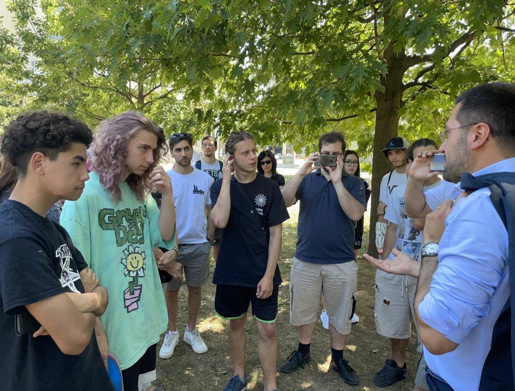 Skater in protesta in Largo Tosi a Legnano 