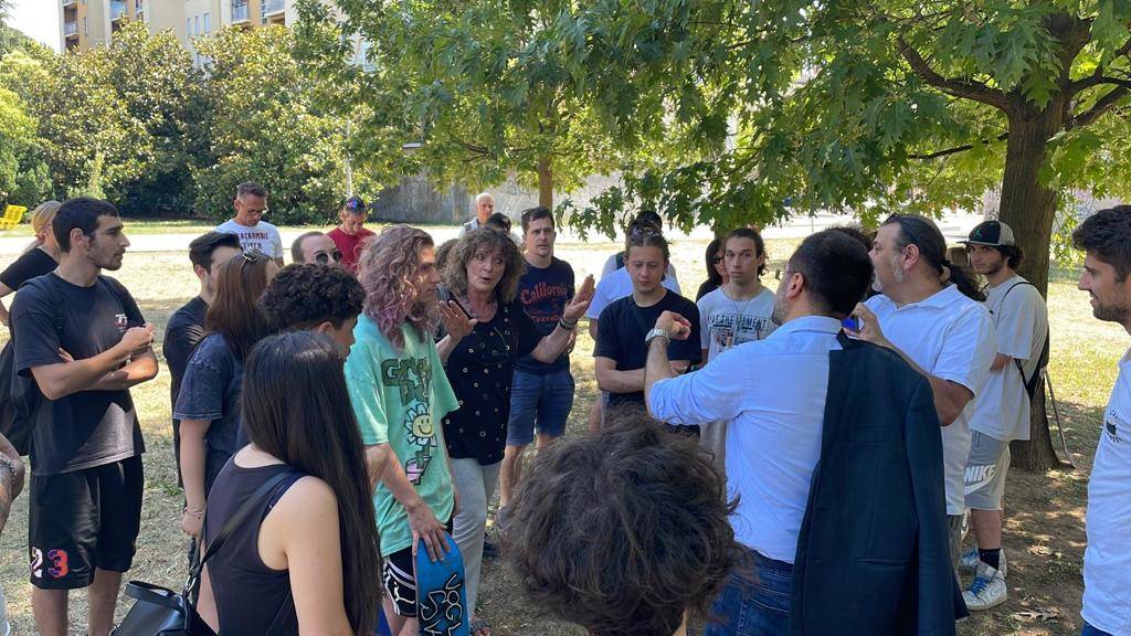 Skater in protesta in Largo Tosi a Legnano 