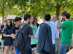 Skater in protesta in Largo Tosi a Legnano 