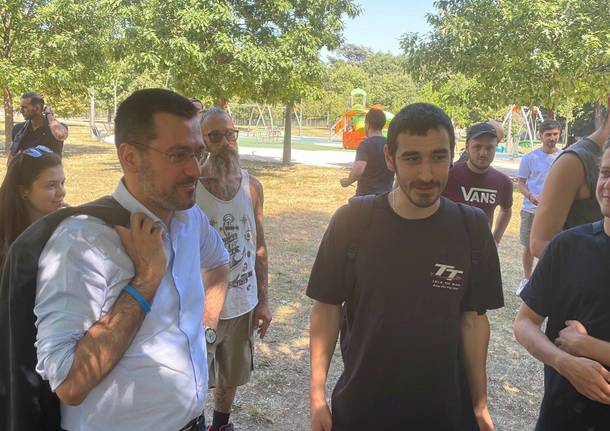 Skater in protesta in Largo Tosi a Legnano 