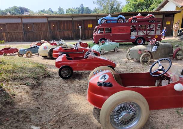 Un red carpet per le auto da cors a a pedali