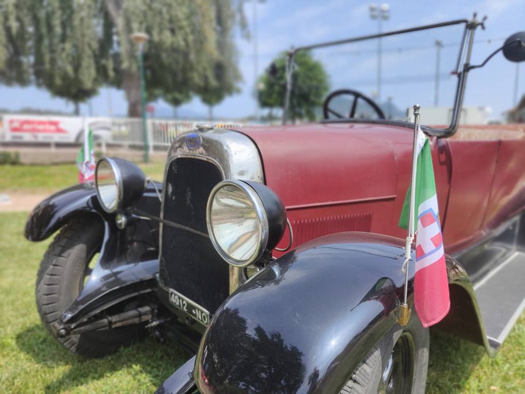 Un red carpet per le auto da cors a a pedali