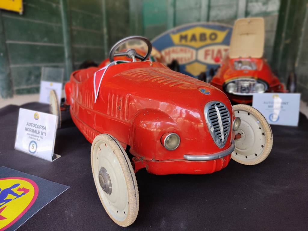 Un red carpet per le auto da cors a a pedali