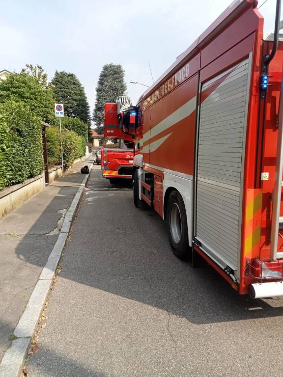 Vigili del fuoco in via Alfieri incendio cantine 15 giugno autopompa autoscala