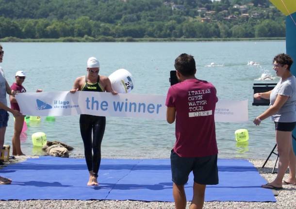 200 nuotatori battezzano il Lago di Varese balneabile