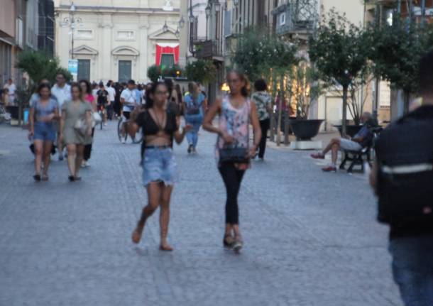 A Saronno tornano i giovedì di shopping serale, tra musica e negozi aperti