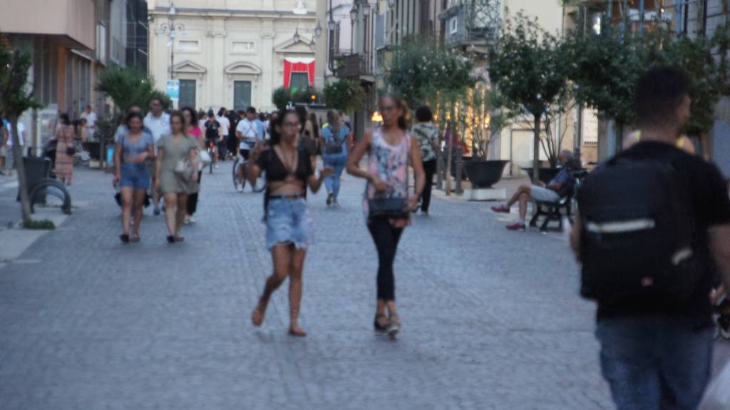 A Saronno tornano i giovedì di shopping serale, tra musica e negozi aperti