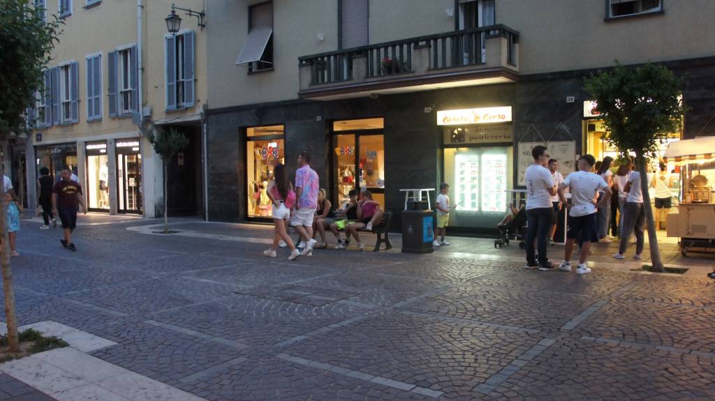 A Saronno tornano i giovedì di shopping serale, tra musica e negozi aperti