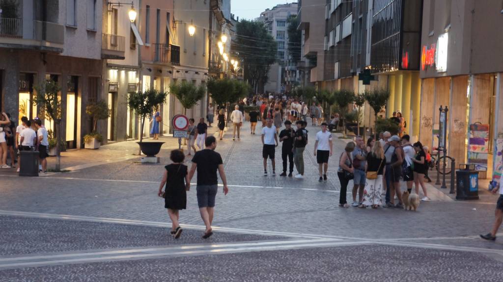A Saronno tornano i giovedì di shopping serale, tra musica e negozi aperti