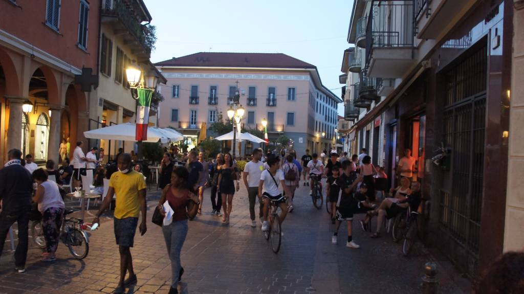 A Saronno tornano i giovedì di shopping serale, tra musica e negozi aperti