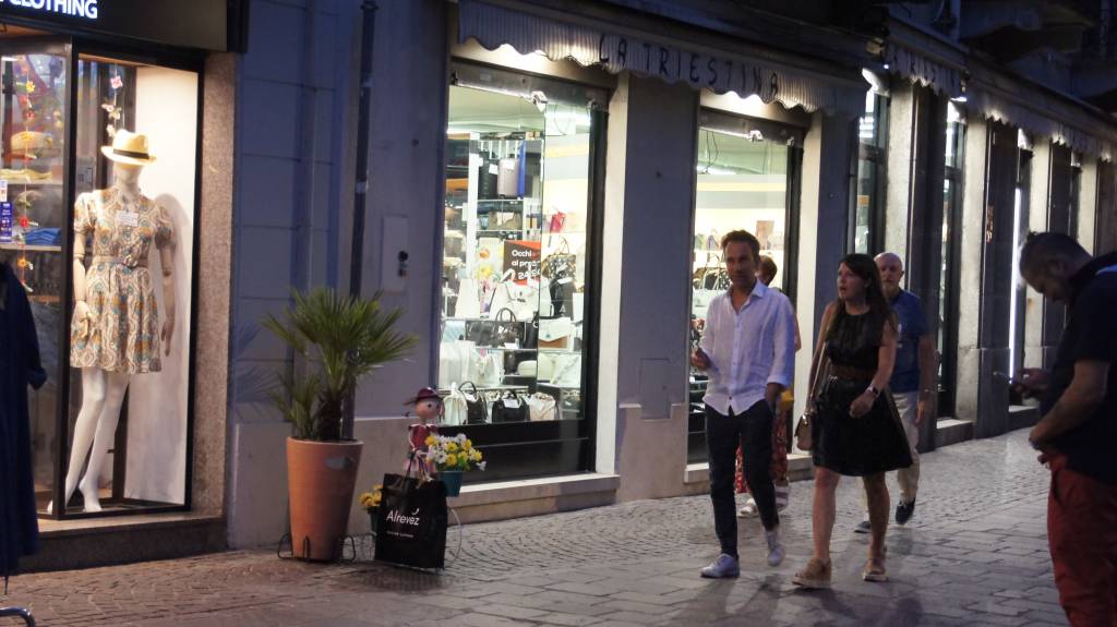 A Saronno tornano i giovedì di shopping serale, tra musica e negozi aperti