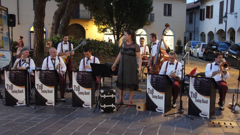 A Saronno tornano i giovedì di shopping serale, tra musica e negozi aperti