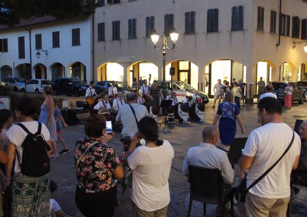 A Saronno tornano i giovedì di shopping serale, tra musica e negozi aperti