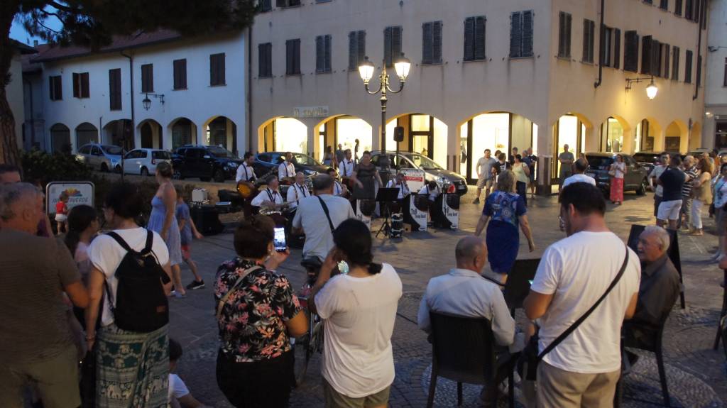 A Saronno tornano i giovedì di shopping serale, tra musica e negozi aperti