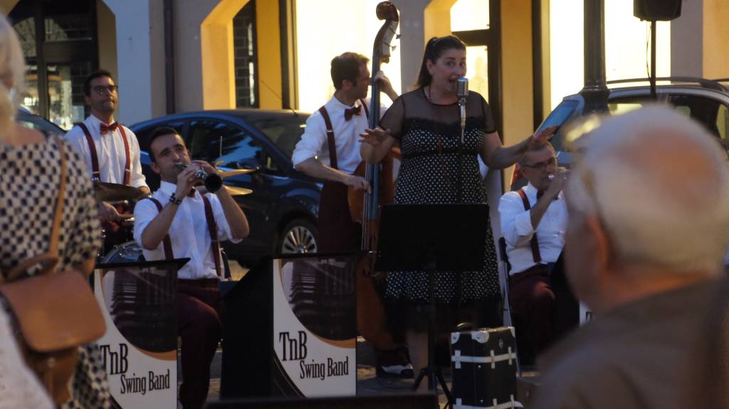 A Saronno tornano i giovedì di shopping serale, tra musica e negozi aperti