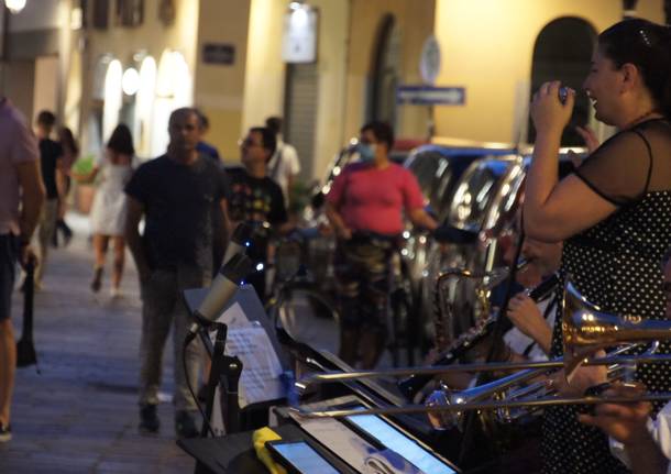 A Saronno tornano i giovedì di shopping serale, tra musica e negozi aperti