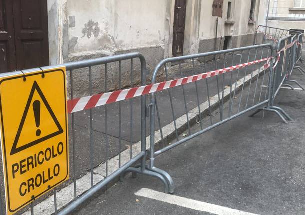 Calcinacci da un edificio abbandonato in via Ferrara a Legnano