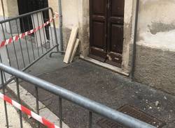 Calcinacci da un edificio abbandonato in via Ferrara a Legnano