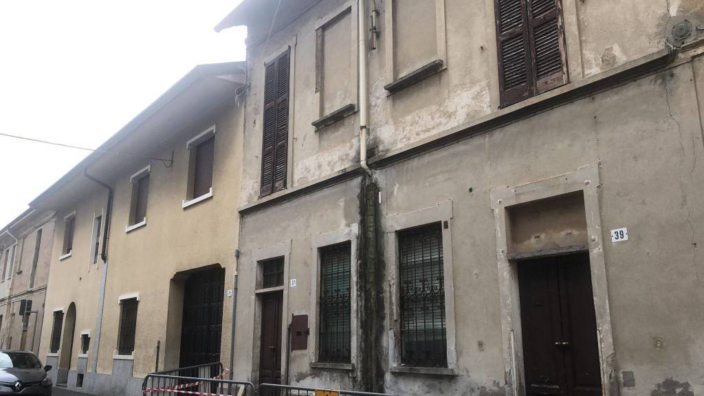 Calcinacci da un edificio abbandonato in via Ferrara a Legnano