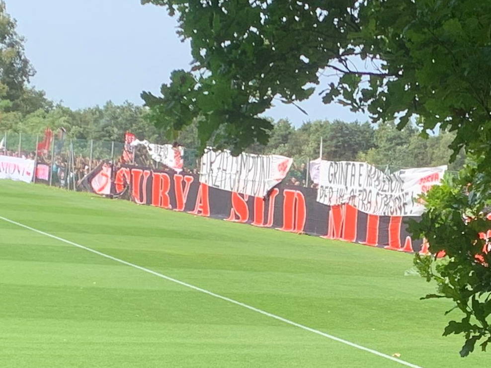 I tifosi del Milan a Carnago per il raduno dei rossoneri