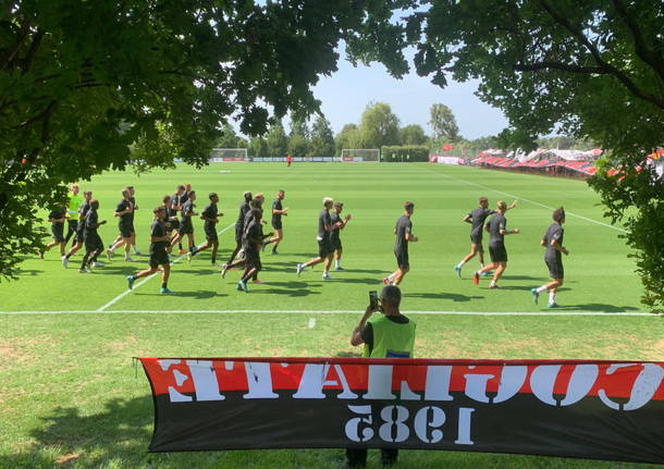 I tifosi del Milan a Carnago per il raduno dei rossoneri