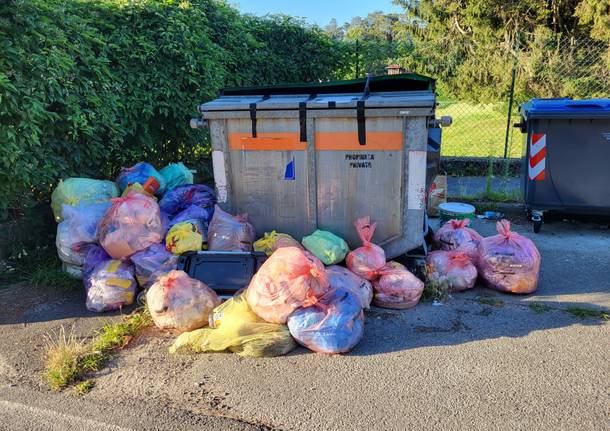 Il vecchio cassonetto in lamiera che Sangalli si ostina a non ritirare