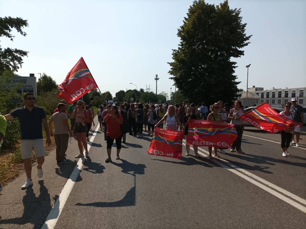 Crisi Teva a Nerviano - Lavoratori in presidio davanti all'azienda