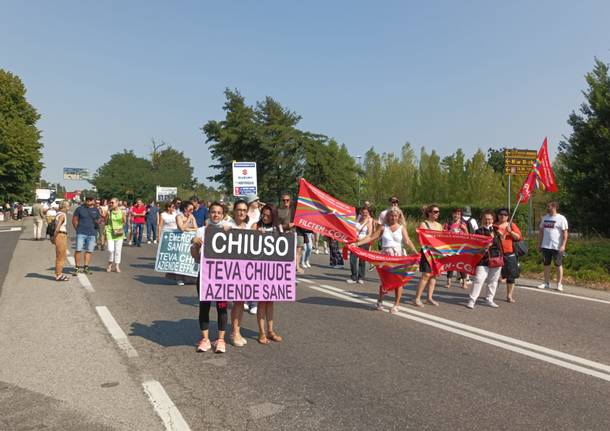 Crisi Teva a Nerviano - Lavoratori in presidio davanti all'azienda