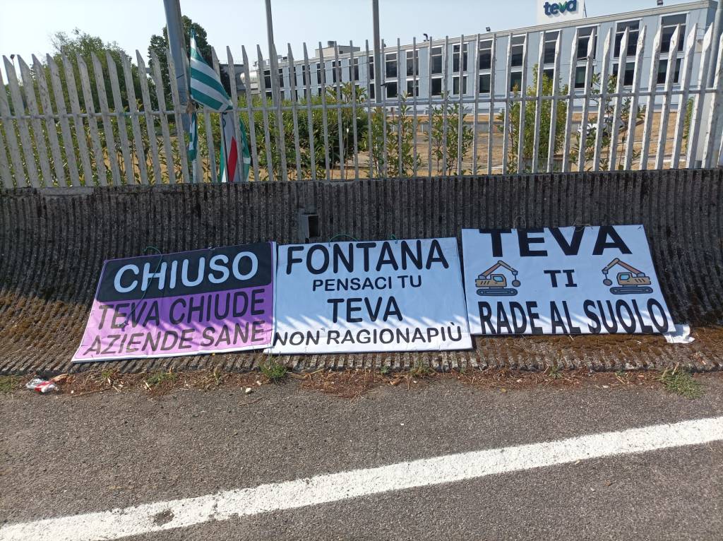 Crisi Teva a Nerviano - Lavoratori in presidio davanti all'azienda