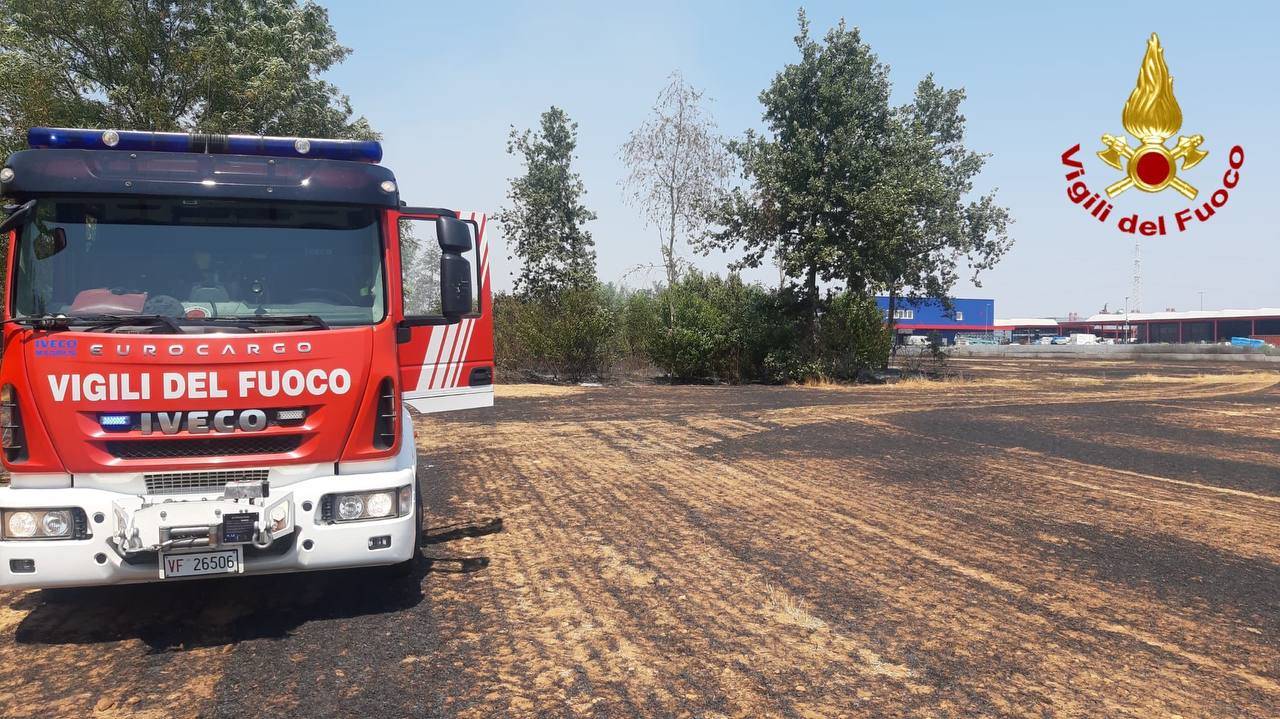 Furgone va a fuoco in A9 a Origgio, l'incendio si estende ai campi a bordo strada