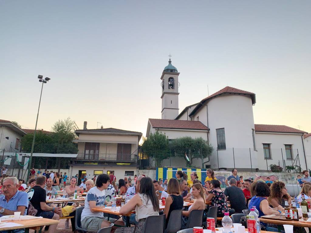 Gazzada Schianno - Il libro di ricette di chef Garzillo per Daniele alla festa dell'oratorio di Schianno