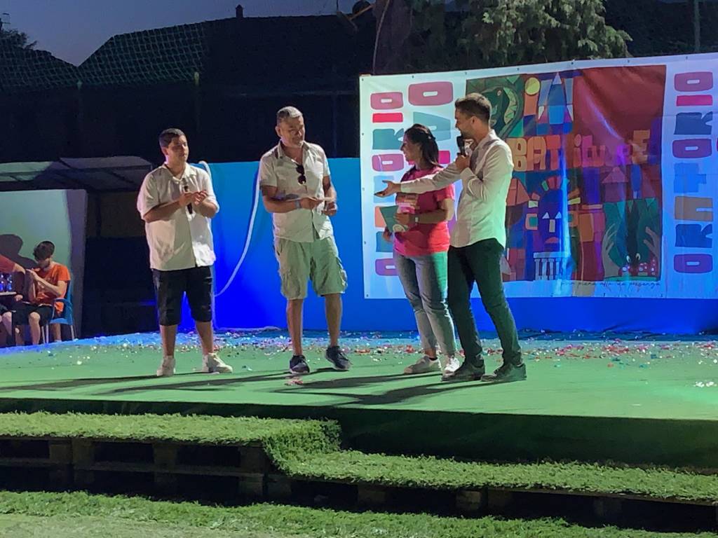 Gazzada Schianno - Il libro di ricette di chef Garzillo per Daniele alla festa dell'oratorio di Schianno