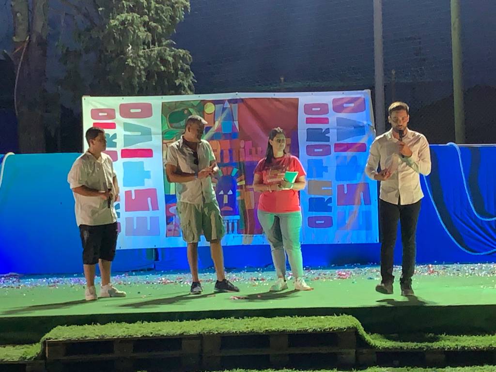 Gazzada Schianno - Il libro di ricette di chef Garzillo per Daniele alla festa dell'oratorio di Schianno