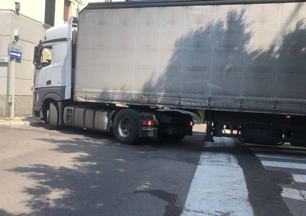 Camion incastrato a Legnano