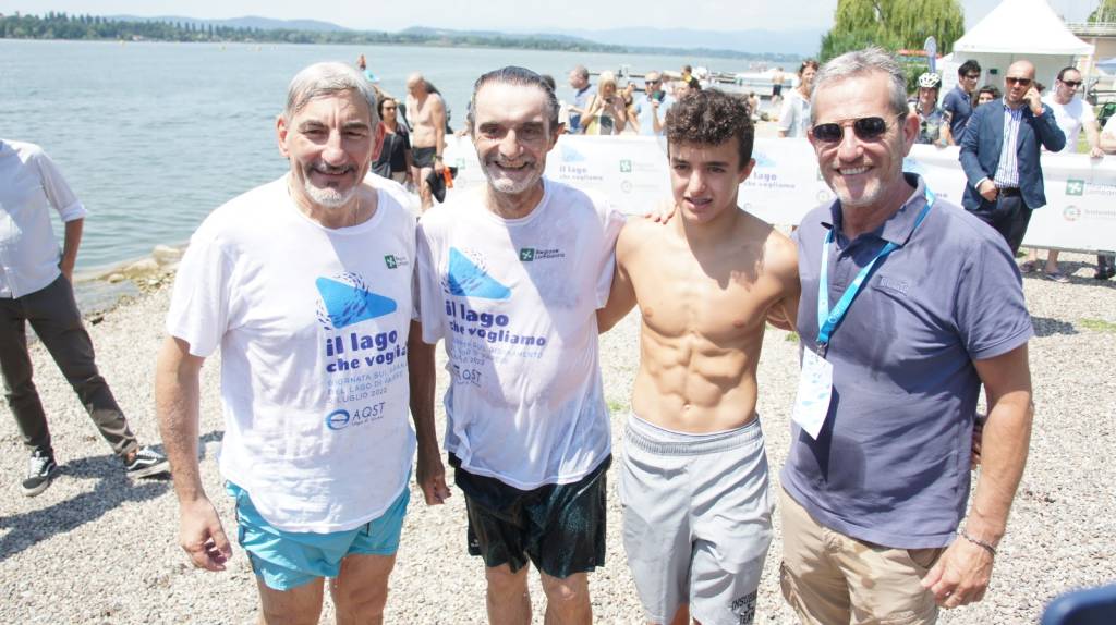 Il tuffo dei politici nel Lago di Varese