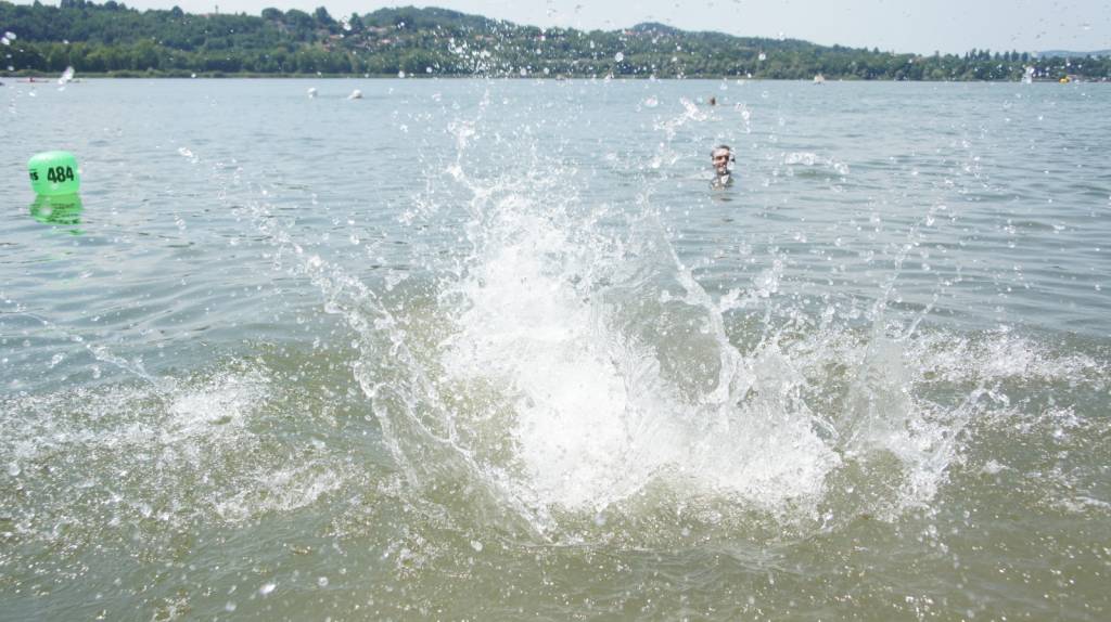 Il tuffo dei politici nel Lago di Varese