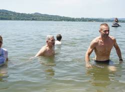 Il tuffo dei politici nel Lago di Varese