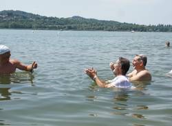 Il tuffo dei politici nel Lago di Varese