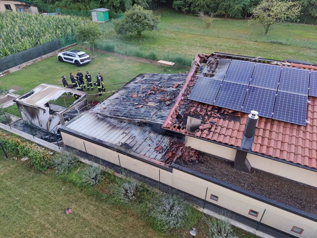 Incendio a Cantello domato dai vigili del fuoco