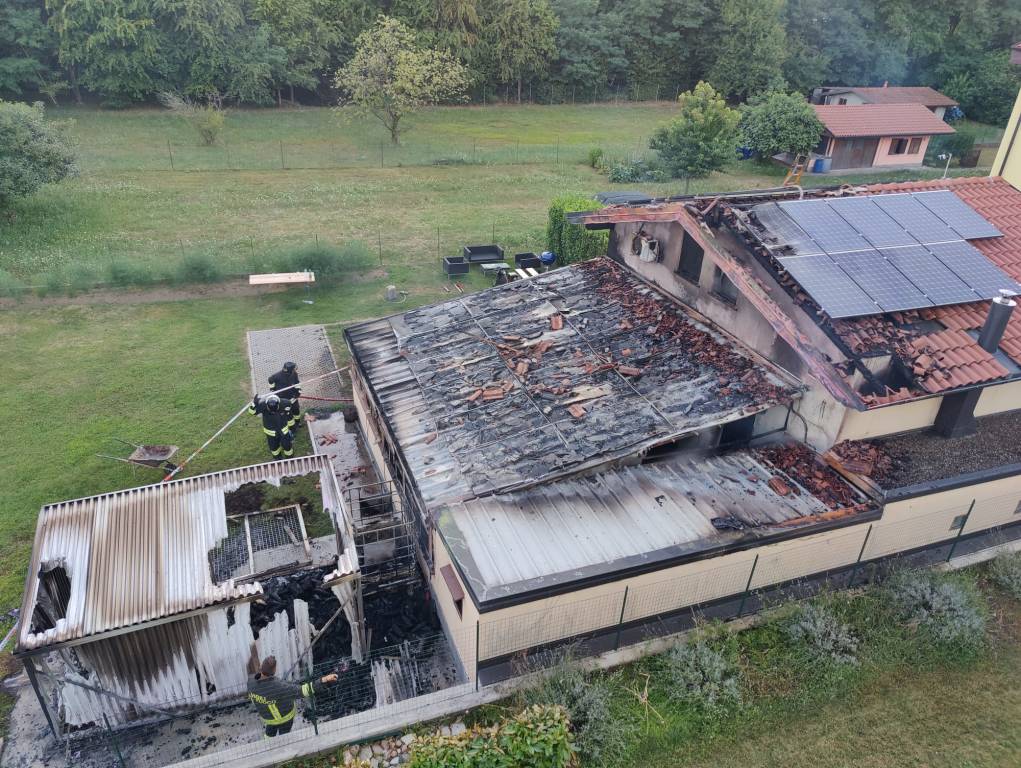 Incendio a Cantello domato dai vigili del fuoco