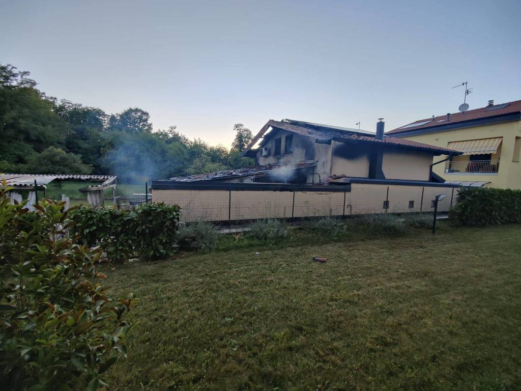 Incendio a Cantello domato dai vigili del fuoco