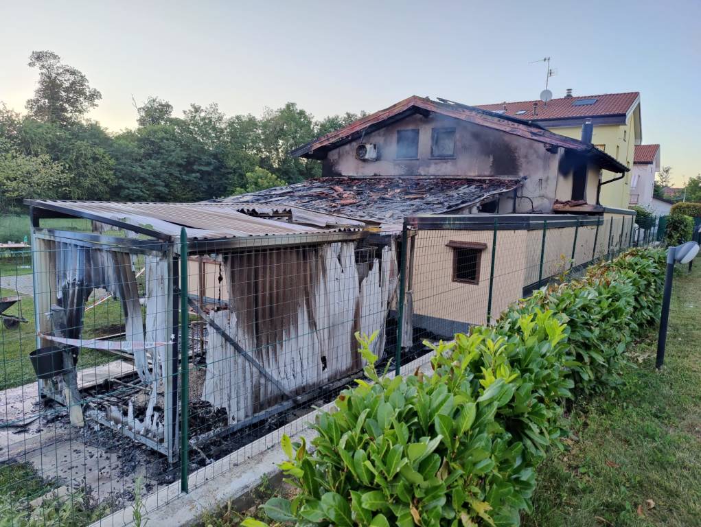 Incendio a Cantello domato dai vigili del fuoco