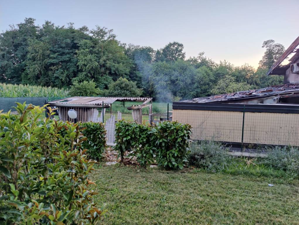 Incendio a Cantello domato dai vigili del fuoco