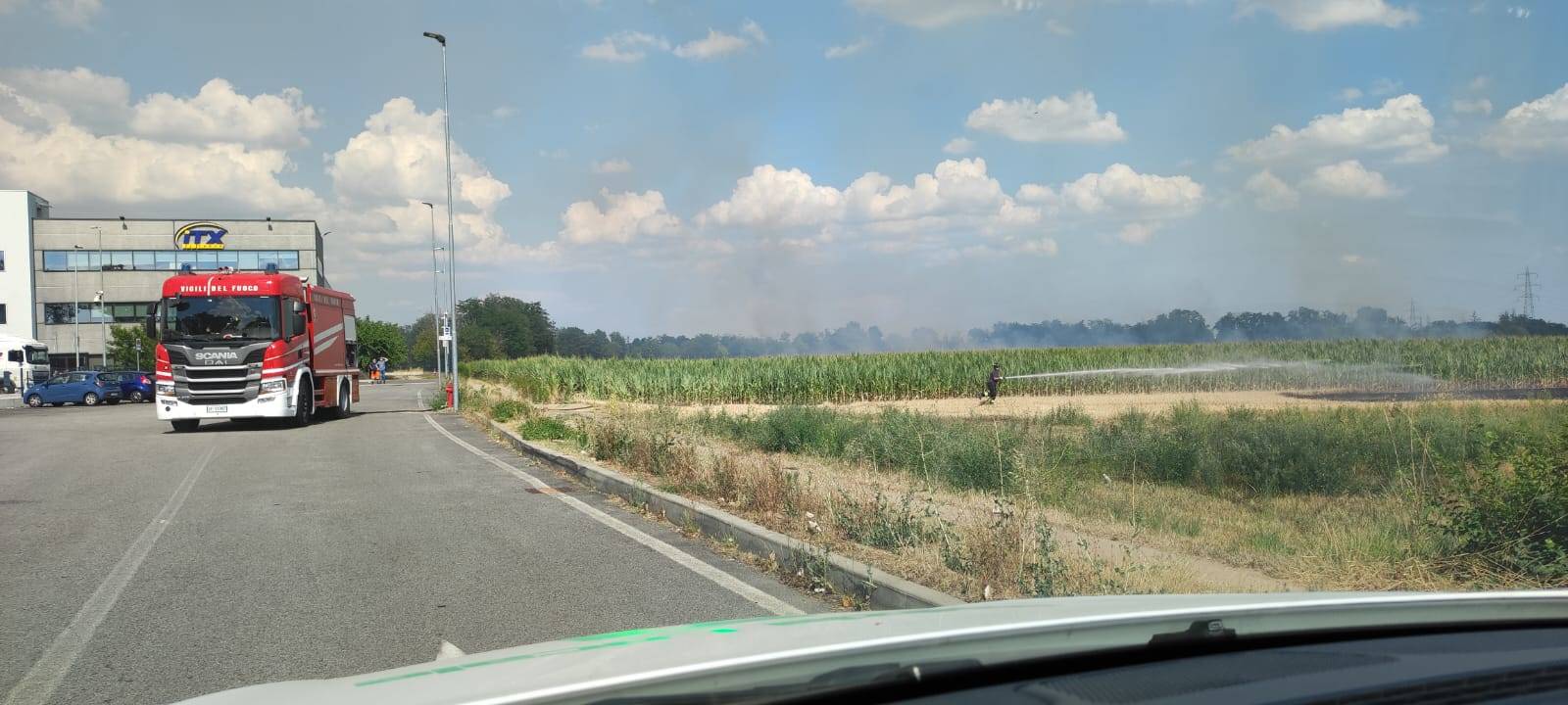 Incendio campi in via Saronnino a Origgio