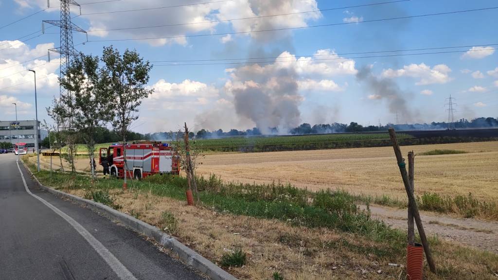 Incendio campi in via Saronnino a Origgio