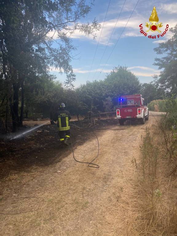 Incendio vicino alla ferrovia tra Vanzago e Parabiago 