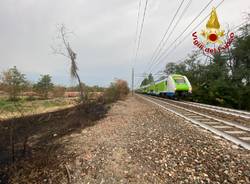 Incendio vicino alla ferrovia tra Vanzago e Parabiago 