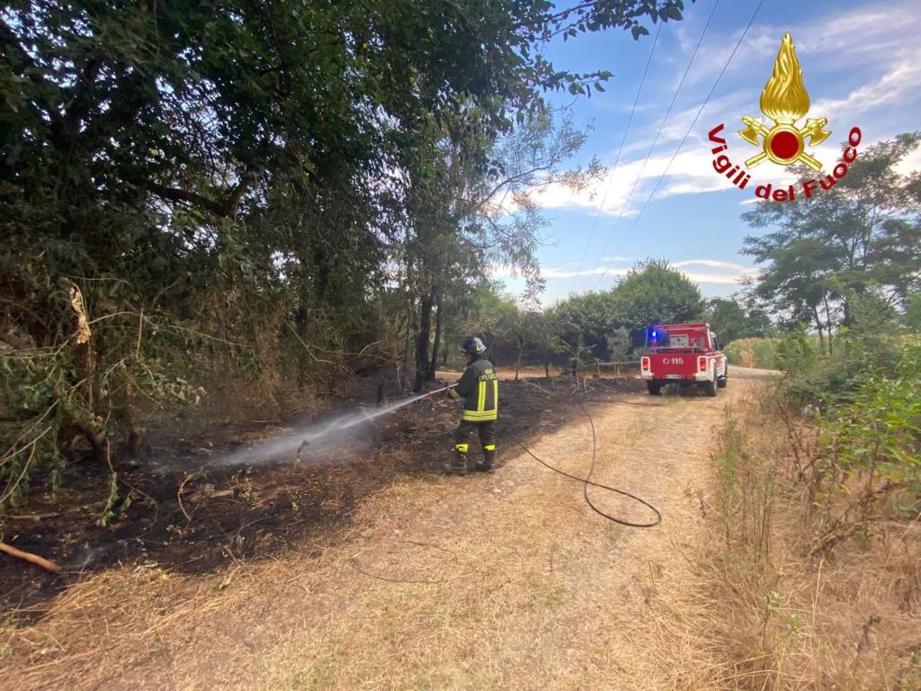 Incendio vicino alla ferrovia tra Vanzago e Parabiago 