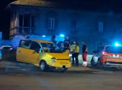 Incidente a Varese, con l'auto finiscono sulla rotonda